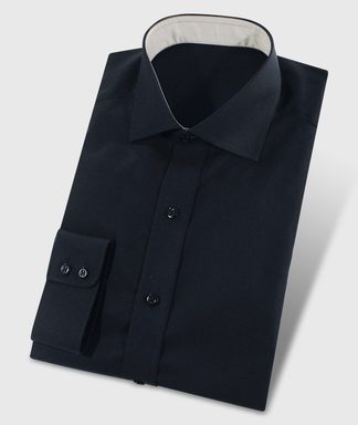 Schwarzes Hemd mit hellgrauem Kontraststoff