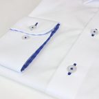 Weißes easy-care Hemd mit blauen Farbakzenten – Vorschau 6