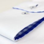 Weißes easy-care Hemd mit blauen Farbakzenten – Vorschau 7