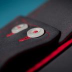 Dunkelgraues Designhemd mit Kontrastfarben – Vorschau 2