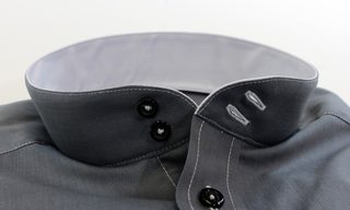 Geöffneter Stehkragen hoch