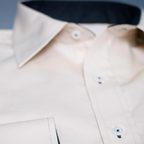 Cremefarbenes Baumwollhemd mit Kontrastfarben – Vorschau 3