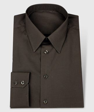 Braunes vornehmes Hemd