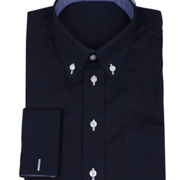 Sportliches Buttondownhemd in Dunkelblau mit weißem Knopfgarn – Vorlagenbild