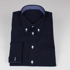 Sportliches Buttondownhemd in Dunkelblau mit weißem Knopfgarn – Vorschau 2
