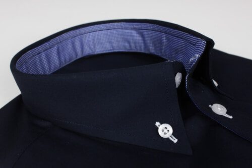 Sportliches Buttondownhemd in Dunkelblau mit weißem Knopfgarn