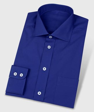 Blaues Haifschkragenhemd und Doppelknopfmanschette