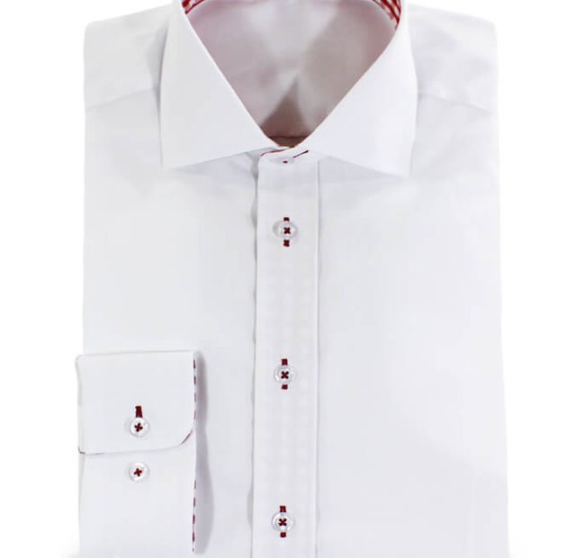 weißes Hemd mit rotkarierter Applikation im Kragen – Vorlagenbild