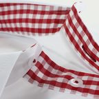 weißes Hemd mit rotkarierter Applikation im Kragen – Vorschau 2