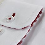 weißes Hemd mit rotkarierter Applikation im Kragen – Vorschau 4