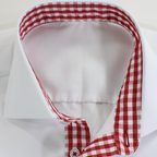 weißes Hemd mit rotkarierter Applikation im Kragen – Vorschau 5