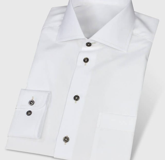 Easy-care Hemd in weiß mit dunklen Knöpfen – Vorlagenbild