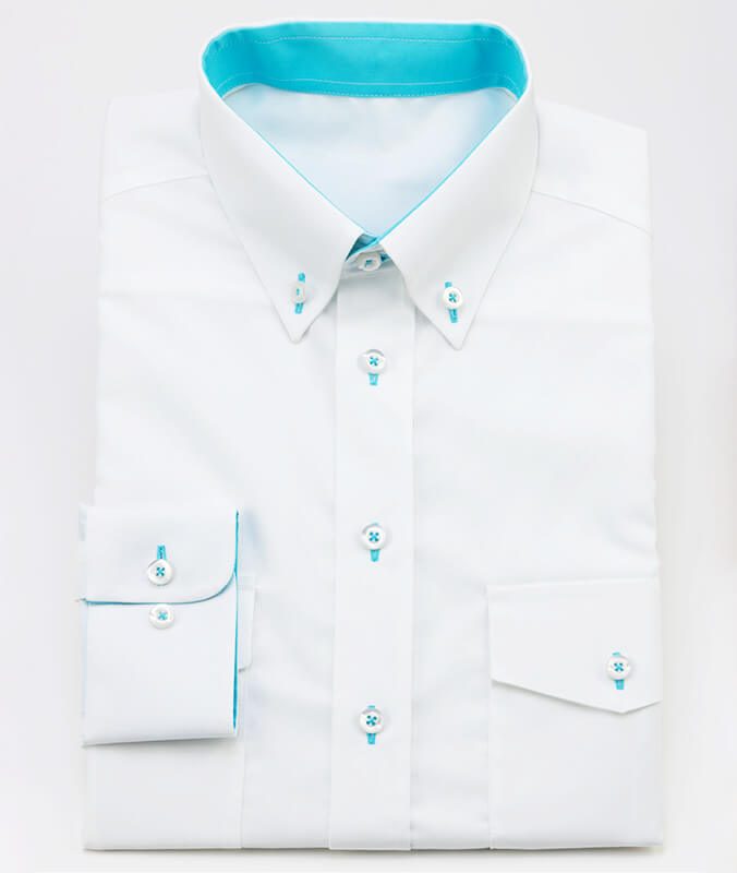 Weißes Hemd mit türkis als Kontrastfarbe