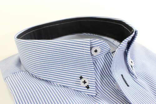 Blaues Nadelstreifenhemd mit Buttondownkragen und dunkelblauen Kontrasten
