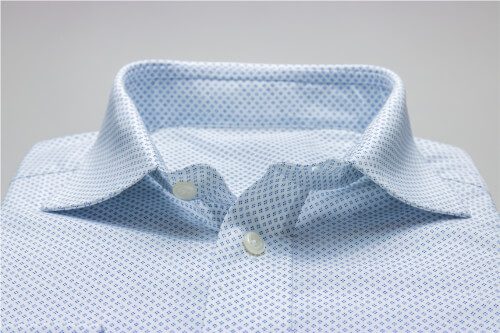 Blau gepunktetes Business- oder Trachtenhemd