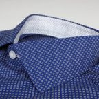 Dunkelblaues Hemd mit weißen Punkten – Vorschau 2