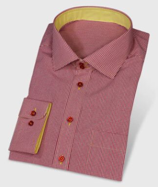 Rot-weiß kariertes Haifischkragenhemd mit gelben Akzenten