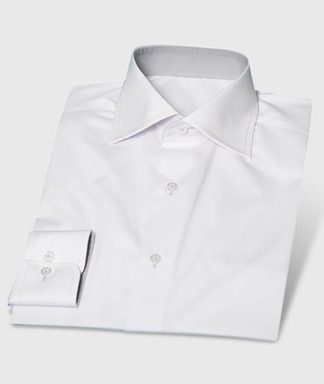 Weißes Standardhemd mit dezenter Individualisierung