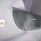 Weißes Standardhemd mit dezenter Individualisierung – Vorschau 4