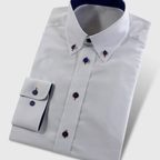 Oxfordhemd weiß mit dunkelblauen Knöpfen – Vorschau 1