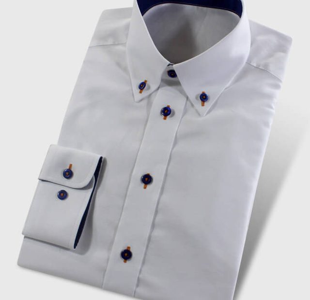 Oxfordhemd weiß mit dunkelblauen Knöpfen – Vorlagenbild