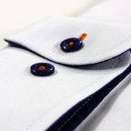 Oxfordhemd weiß mit dunkelblauen Knöpfen – Vorschau 2