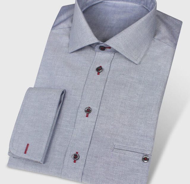 Grau-blaues Oxfordhemd mit Cutawaykragen und innenliegender Tasche – Vorlagenbild