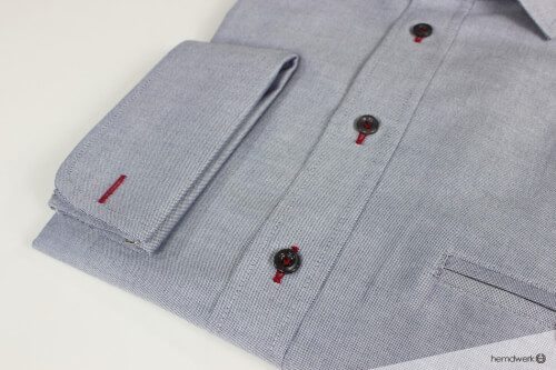Grau-blaues Oxfordhemd mit Cutawaykragen und innenliegender Tasche