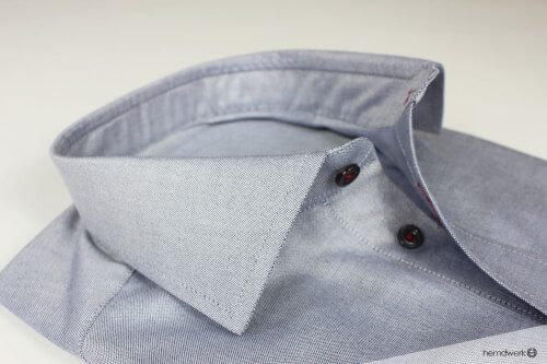 Grau-blaues Oxfordhemd mit Cutawaykragen und innenliegender Tasche