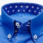 Eye-catching shirt in strong blue with stars and double button collar – Preview 3