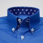Eye-catching shirt in strong blue with stars and double button collar – Preview 4