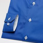 Eye-catching shirt in strong blue with stars and double button collar – Preview 5