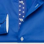 Eye-catching shirt in strong blue with stars and double button collar – Preview 6