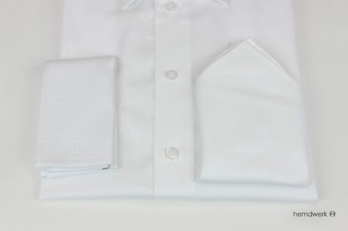 Weißes Hemd mit Einstecktuch