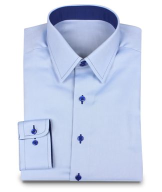 Hellblaues Hemd mit dunkelblauem Kontrastgarn und passenden Innenstoffen