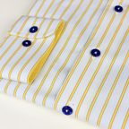 Farbenfrohes Hemd mit dunkelblauen Knöpfen – Vorschau 3