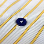 Farbenfrohes Hemd mit dunkelblauen Knöpfen – Vorschau 5