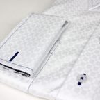 Stylishes weißes Hemd mit feinem Strukturmuster – Vorschau 3