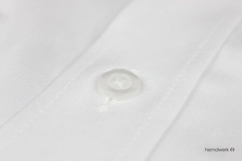 Weißes Hemd mit Knopfleiste